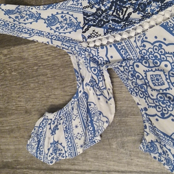 Blue and white cold shoulder top - Picture 4 of 5